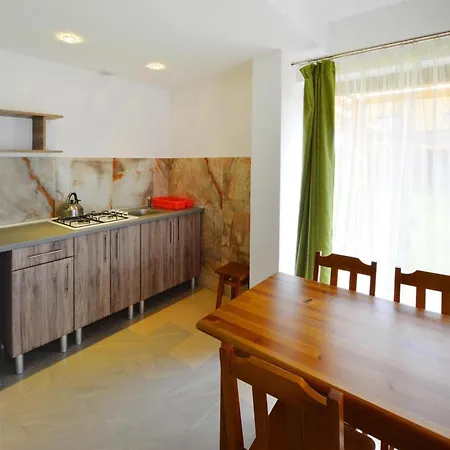 With Garden, Close To The بيت للعطل *